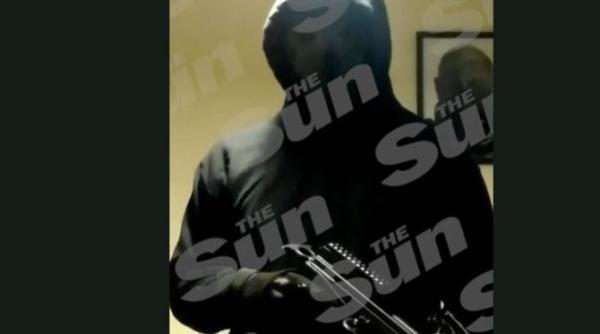 prima imagine cu adolescentul care a vrut sa o omoare pe regina elisabeta de craciun era inarmat cu o arbaleta tatal lui ceva a mers ingrozitor de rau