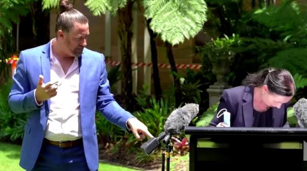 un paianjen a intrerupt o conferinta de presa din australia s a urcat pe piciorul ministrului sanatatii video