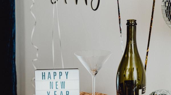 cinci lucruri pe care sa le ai cu tine de revelion 2022 ca sa iti mearga bine tot anul