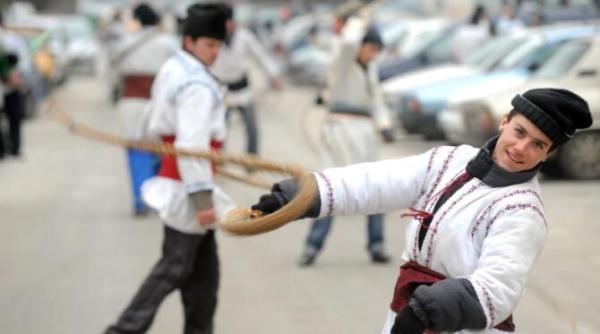 plugusorul versuri originale complete cand se merge cu el si care e istoria stravechilui obicei de anul nou