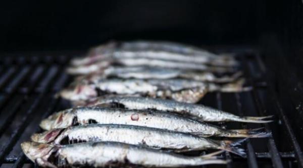 la revelion pestele simbolizeaza abundenta si trebuie asezat intreg pe farfurii