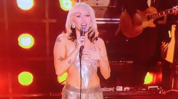 miley cyrus a ramas cu sanii goi pe scena dupa ce i a cazut topul in timpul unui concert live video