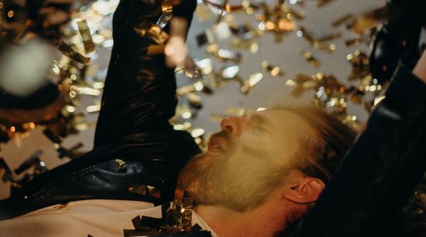 un italian beat a sarit gardul unui muzeu din bucuresti a fost prins de un jandarm