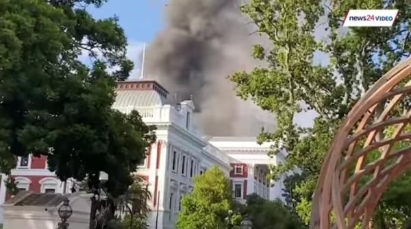 incendiu la sediul parlamentului africii de sud in orasul cape town video