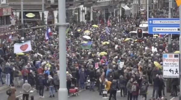 proteste de amploare in amsterdam cris terhes politia se retrage efectiv se retrage in momentul de fata video