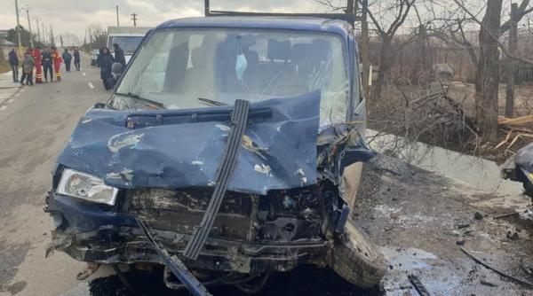 suceava un minor a intrat cu masina pe trotuar si a lovit doi adolescenti a fugit apoi de la locul accidentului