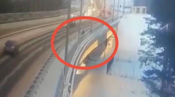 un baiat de 11 ani a murit inghetat in drum spre scoala dupa ce a coborat din autobuz la o statie gresita si s a ratacit video