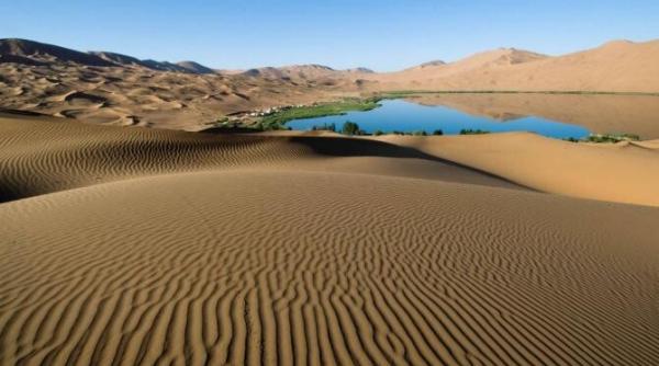 ploile torentiale inunda desertul dupa ce arabii au insamantat norii