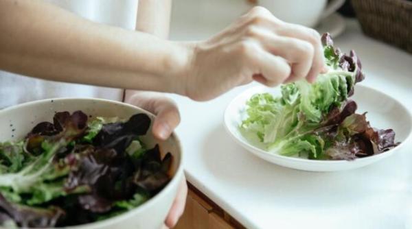 reteta de salata verde a monicai anghel e delicioasa satioasa si ideala pentru pranz cina sau masa de la birou