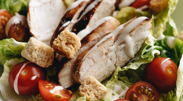 salata caesar cu piept de pui reteta delicioasa dupa mesele grele de sarbatori