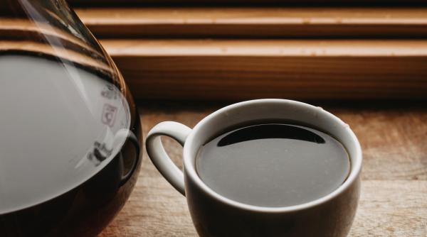 cum scoti petele de cafea de pe haine covor canapea sau perete trucurile sunt geniale