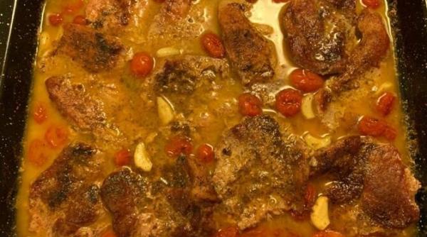 friptura de porc cu rosii si usturoi ca garnitura avem o reteta demna de chefi