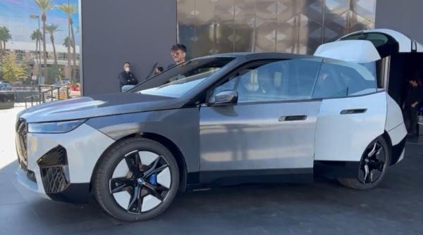 masina care isi schimba culoarea la o simpla apasare de buton video