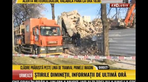 o cladire din bucuresti s a prabusit peste linia de tramvai circulatia in zona oprita