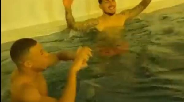 mbappe gluma virala in piscina cu telefonul lui marco verratti fotbalistii de la psg s au prapadit de ras video