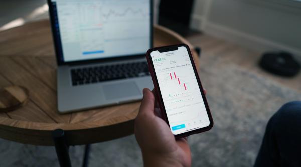 ui path tesla apple si microsoft pierderi majore la bursa americana