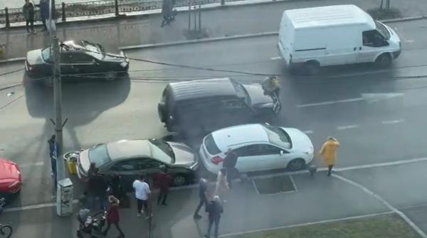 un biciclist s a urcat pe capota unei masini care ocupase pista de biciclete video