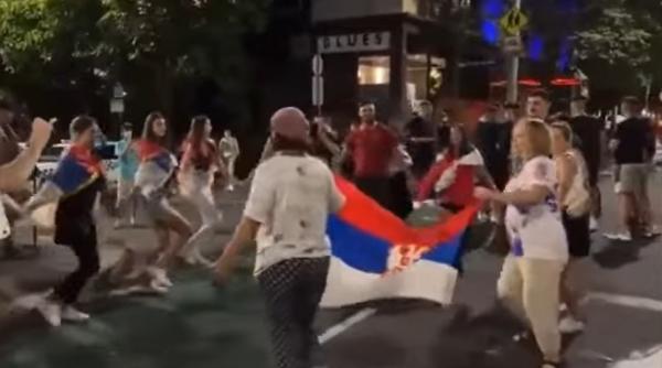 conationalii lui djokovic au celebrat craciunul pe stil vechi in fata hotelului unde e inchis sportivul video