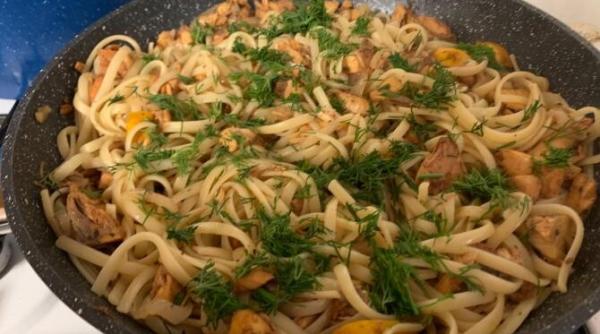 paste cu somon in sos de vin si ceapa reteta simpla cu gust delicios n ati mai mancat pana acum foto