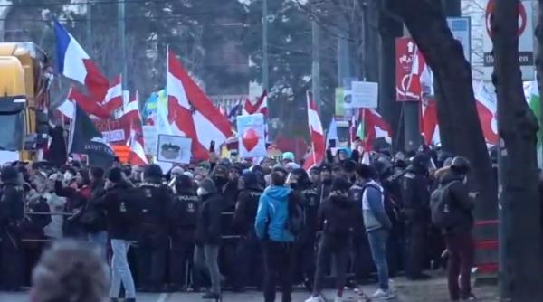 proteste masive in tarile cu restrictii dure ciocniri intre manifestanti si fortele de ordine video