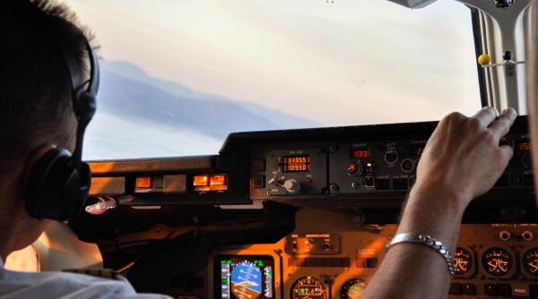 avion plin de oameni tinut in aer deasupra sucevei din cauza cetii vizibilitate sub 50 m