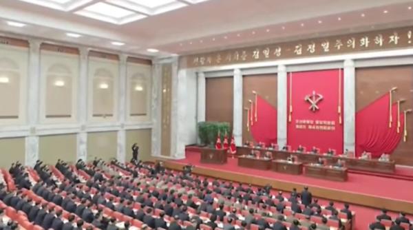 un graffiti care il critica pe kim jong un pe o cladire din phenian nenorocitule oamenii mor de foame din cauza ta