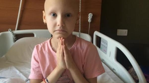 o mama cere disperata ajutor pentru fiica ei bolnava de cancer fetita a ramas fara un picior doneaza 2 euro