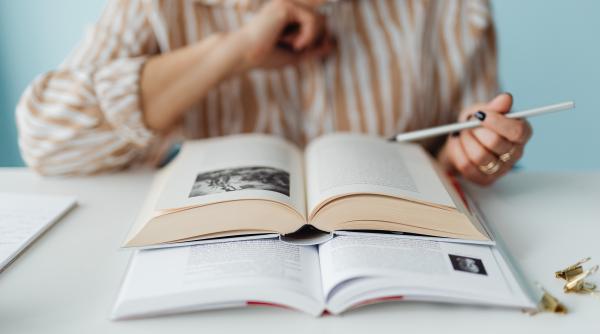 singurele numere care in limba romana se scriu cu atatea litere cate reprezinta sunt doar doua