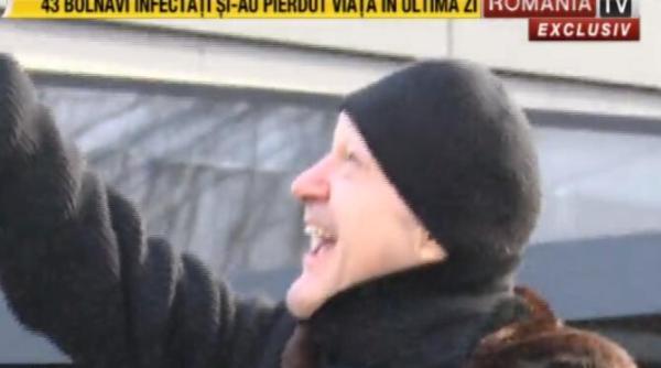 alerta in fata casei lui gigi becali  un barbat s a urcat pe un stalp si cere sa vorbeasca cu patronul fcsb