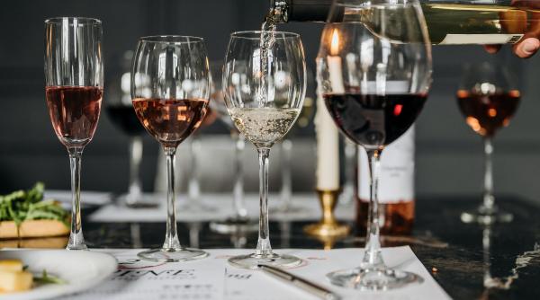 de ce francezii spala paharul inainte de a bea vin alb dupa vin rosu