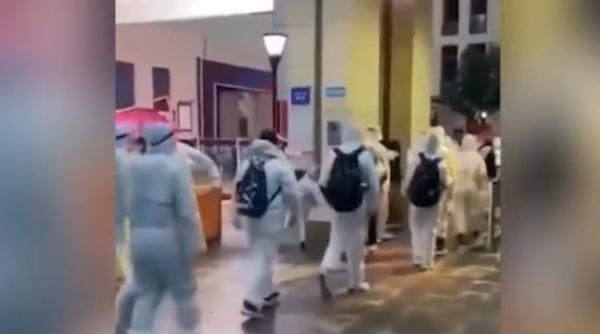 elevii din china obligati sa poarte costume speciale de protectie video