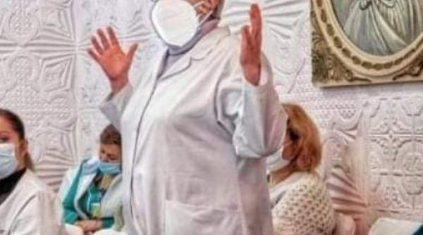 mai multi medici nu au purtat masca la un eveniment public dar in poze le au fost adaugate prin photoshop