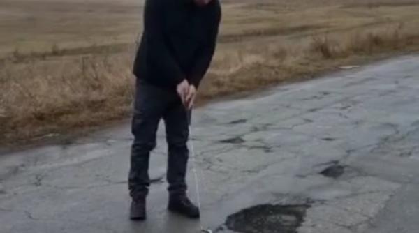 un barbat din vaslui a jucat golf in gaurile din asfalt in semn de protest video
