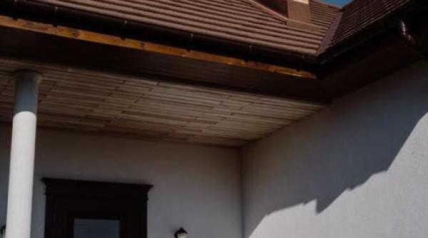 un hot inspirat de mos craciun a incercat sa intre pe horn pentru a jefui o casa dar a ramas blocat