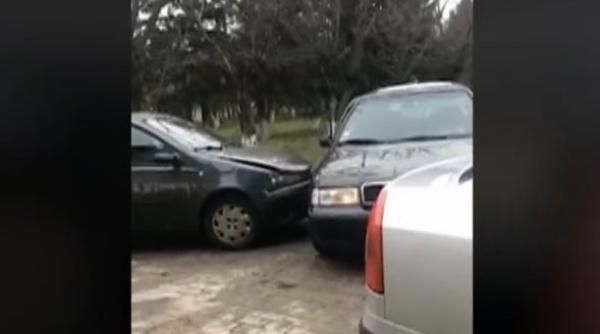 scandal in curtea unui liceu din caracal un sofer a sarit cu parul dupa ce un tanar a intrat intentionat cu masina in el video