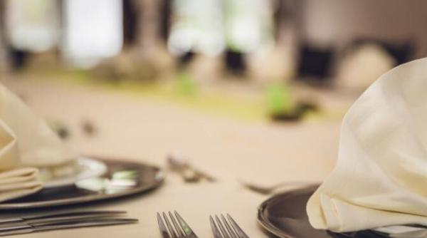 codul bunelor maniere la masa friptura se ia de pe platou cu furculita proprie si se taie in farfurie