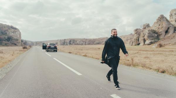 smiley se lasa purtat de vant si ajunge la gina pistol in al treilea episod din serialul muzical mai mult de o viata video foto