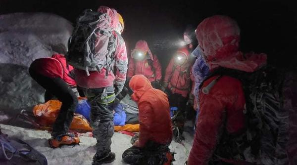 misiune de salvare a unor turisti surprinsi de avalansa in zona varful negoiu