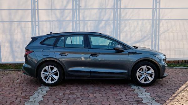 skoda enyaq iv fina spatioasa perfecta pentru o familie interior cat o garsoniera exterior in linii fine