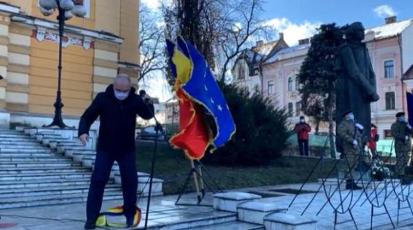 emil boc incurcat de esarfa tricolora la ziua culturii vantul a doborat si steagurile de langa el video