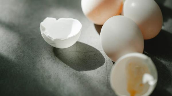 o femeie a ramas socata cand a vazut oul pe care l a spart albusul era rosu foto