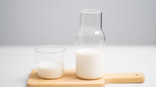 din cinci ingrediente poti sa pregatesti cea mai rapida prajitura din lapte acru