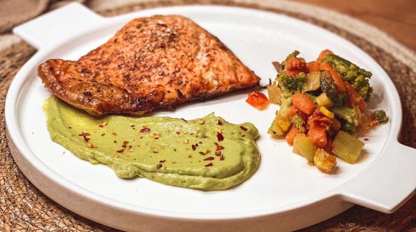 somon cu legume si piure de avocado reteta ralucai rotariu terapeut in nutritie ingredientele sunt pentru doua portii