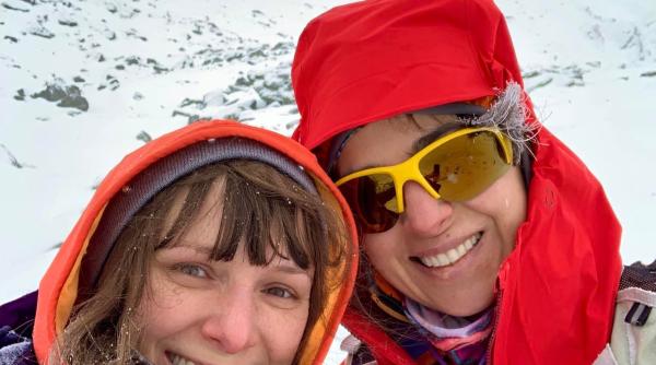 trupul silviei alpinista care a murit in bucegi chiar de ziua ei inca nu a fost recuperat sora ei geamana devastata de durere imi va lipsi groaznic foto