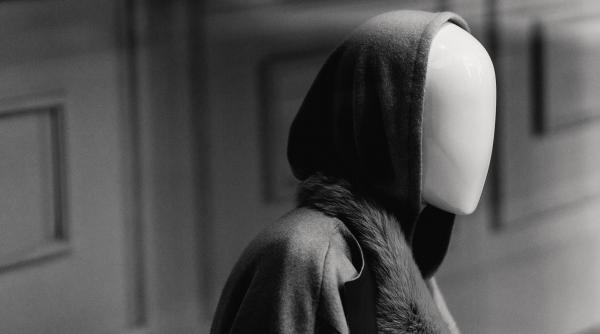 un manechin imbracat ca fat frumos a fost confundat cu un cadavru in marea britanie foto