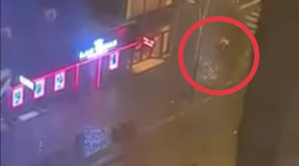 la un pas de tragedie copil in carucior impins de viscol in strada tatal intrase la pacanele in bacau video