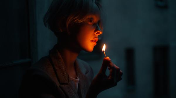 nu voi plange cand va muri o femeie despre mama ei aflata pe moarte nu simt nimic cand o imbratisez