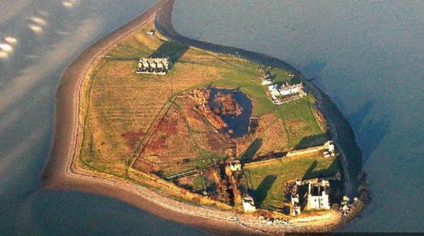 se cauta rege sau regina pentru o insula izolata si un pub