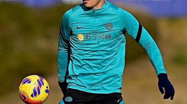 un fotbalist din italia si a tatuat un cuvant in greaca pe mana dar a folosit google translate a vrut sa scrie liber dar a iesit altceva