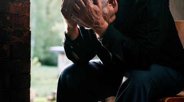 un pensionar nu mai poate sa inchida ochii de cand si a facut o operatie estetica